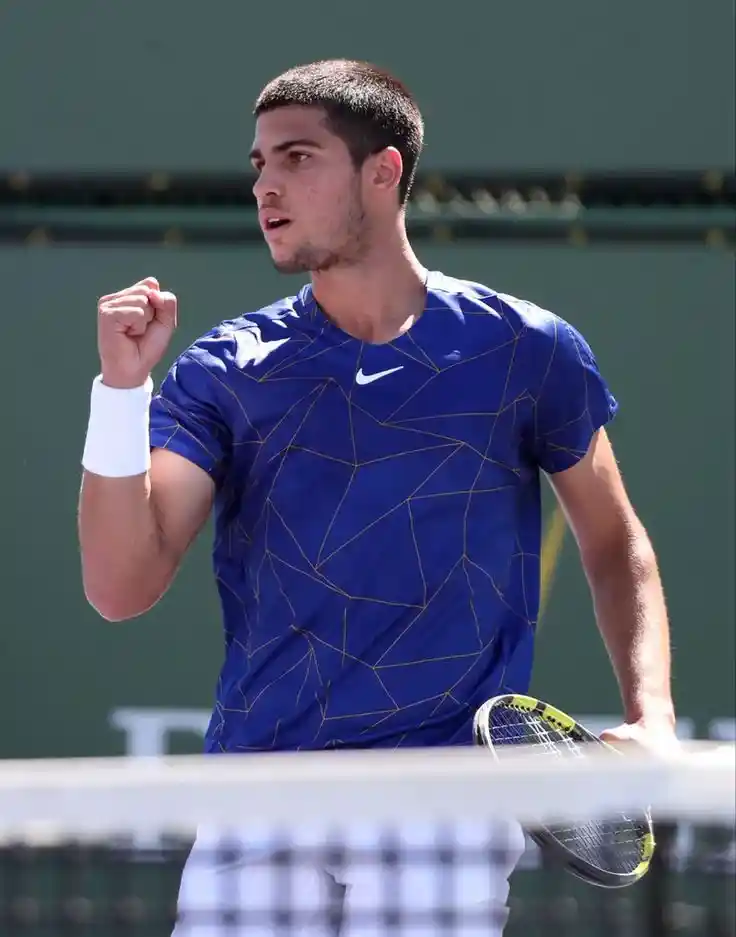 Carlos Alcaraz jugando un partido de tenis